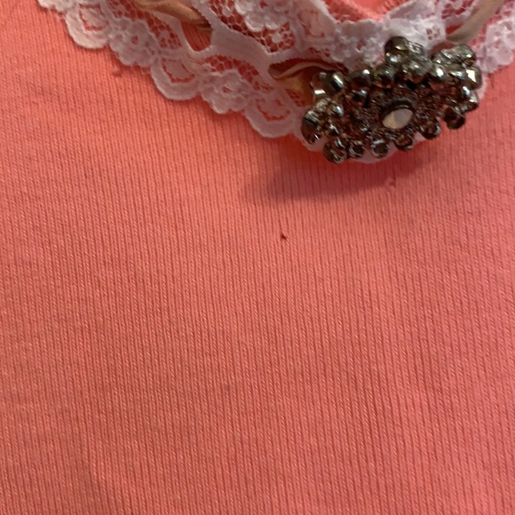 Pink shirt with lace and brooch - Picture 5 of 15
